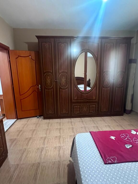 🏡 Apartament 1+1 me Qera – Don Bosko çmimi 45,000 leke  📍 Ndodhet në një shtëpi private, kati i 2-të, me hyrje të veçuar.