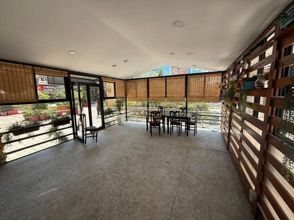 Locale Commerciale in Affitto Zogu i Zi 950 € /Mese