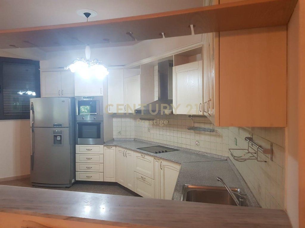 VILLA IN AFFITTO PER UFFICIO O ABITAZIONE, VICINO ALLA FACOLTÀ DI ECONOMIA, TIRANA!