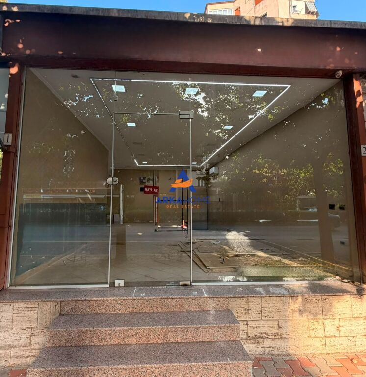 AFFITTASI NEGOZIO 65M2 "21 DHJETORI" 160000 LEKE