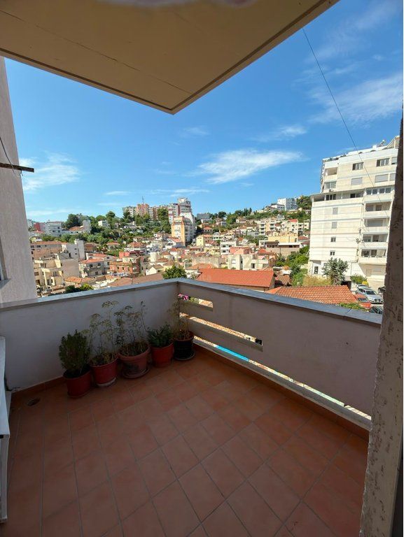 APARTAMENT 2+1 ME QIRA NE QENDER TE DURRESIT, TEK GJYKATA !!!