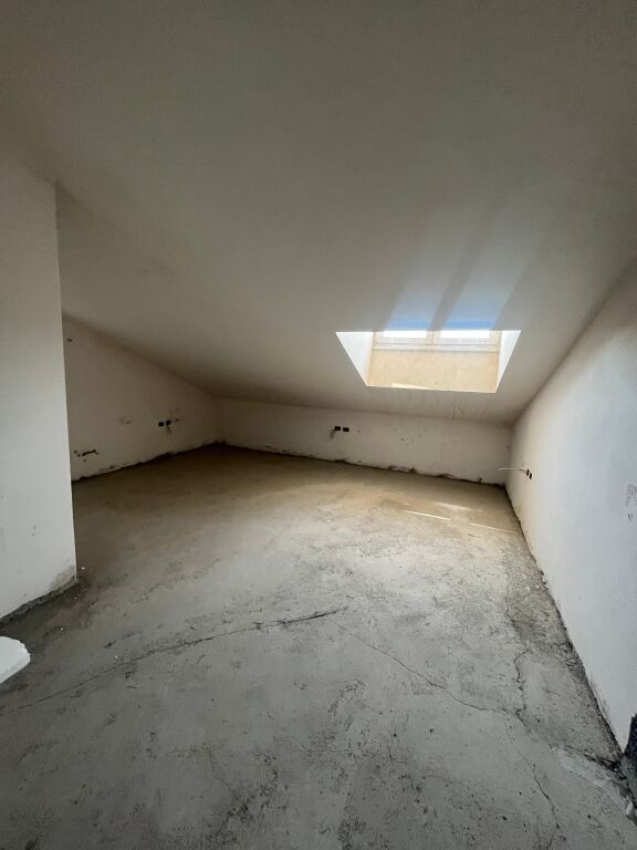 Appartamento Duplex in Vendita – Vicino al Ristorante Fresku, Tirana