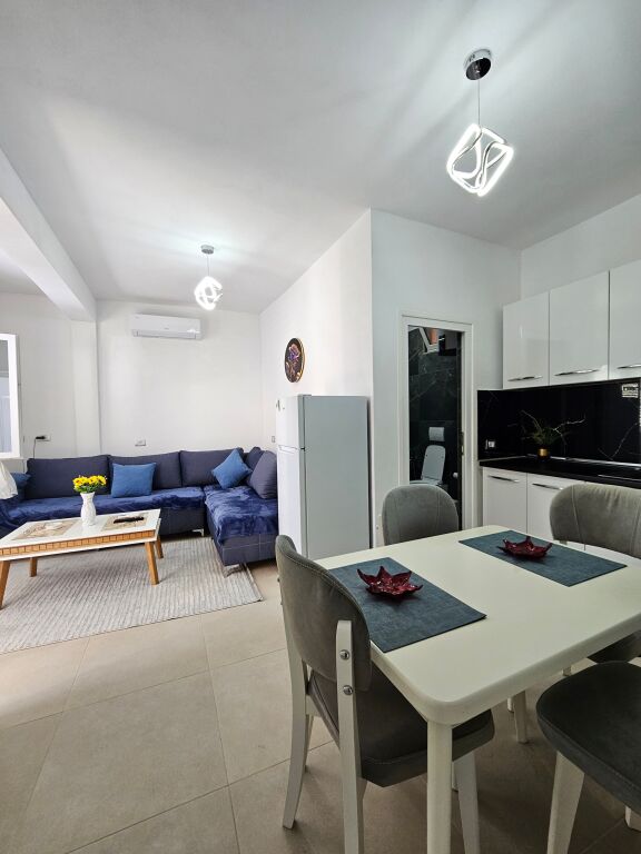 JORDAN MISJA Affittasi appartamento 1+1 casa privata. Situato in una zona tranquilla con facile accesso alle strade principali di Tirana. L'appartamento si trova al secondo piano di una casa privata ed è completamente arredato con tutto nuovo