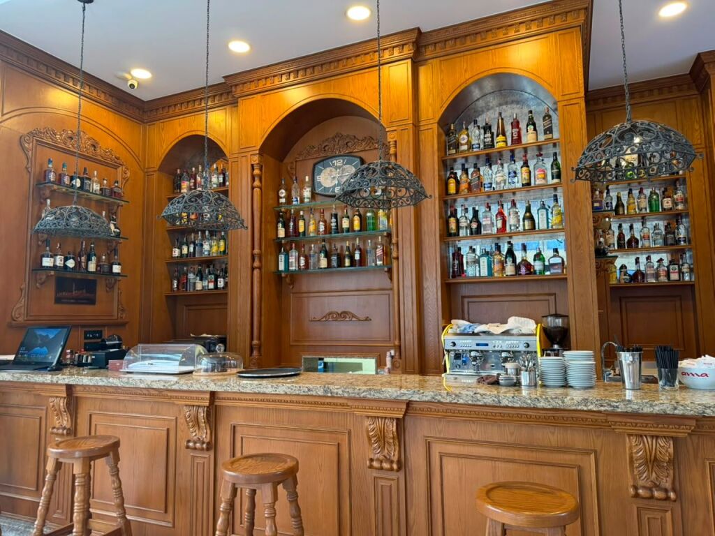 Qera, Lounge-Bar ,Blloku i Ambasadave, Tirane.