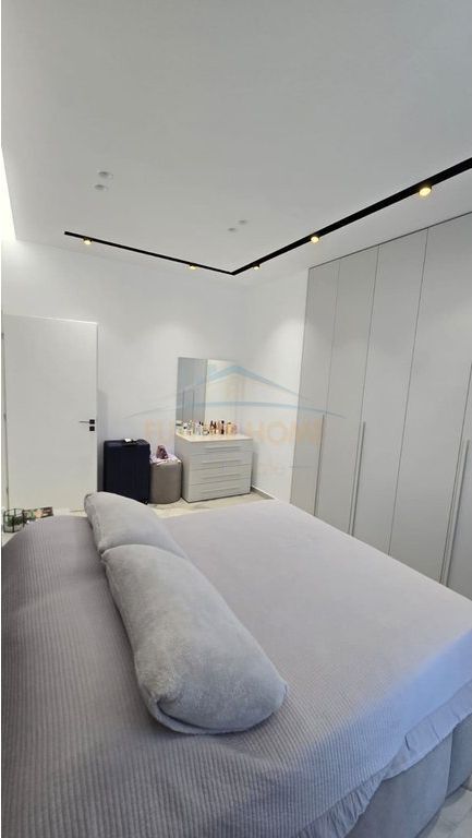 Shitet, Apartament 2+1+2 + Garazh, Sauk.
