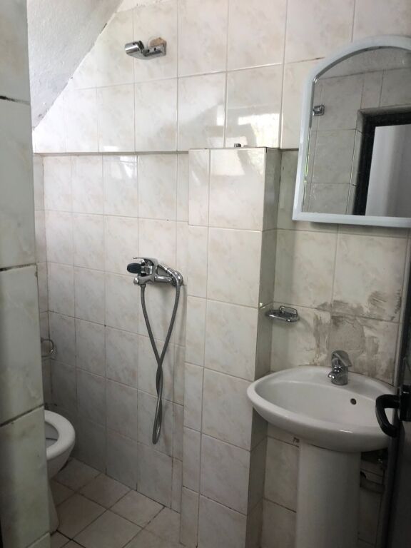 🏠 Rruga e Dibres,pas Big Market ,jepet me qera, ne katin e 1-re te nje vile apartament 1+1 50,000Leke