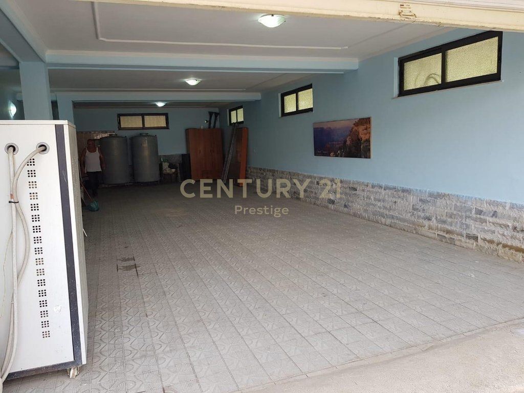 VILLA IN AFFITTO PER UFFICIO O ABITAZIONE, VICINO ALLA FACOLTÀ DI ECONOMIA, TIRANA!