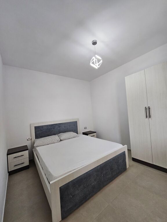 JORDAN MISJA Affittasi appartamento 1+1 casa privata. Situato in una zona tranquilla con facile accesso alle strade principali di Tirana. L'appartamento si trova al secondo piano di una casa privata ed è completamente arredato con tutto nuovo