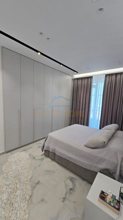 Shitet, Apartament 2+1+2 + Garazh, Sauk.
