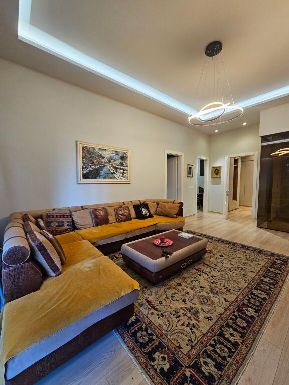 LIQENI THATË Shitet Apartament 3+1+ 2 wc në Rrugën Peti, Tiranë sip. 140 m