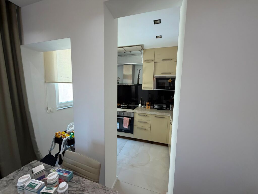 🏡 Appartamento 2+1 in Affitto  📍 Centro, vicino alla Posta 🛋️ Completamente arredato 🏢 3° piano, edificio esistente  💶 Prezzo: 1.000€/mese (trattabile)  📞 Per maggiori informazioni o per prenotare una visita, contattaci in DM o telefono.
