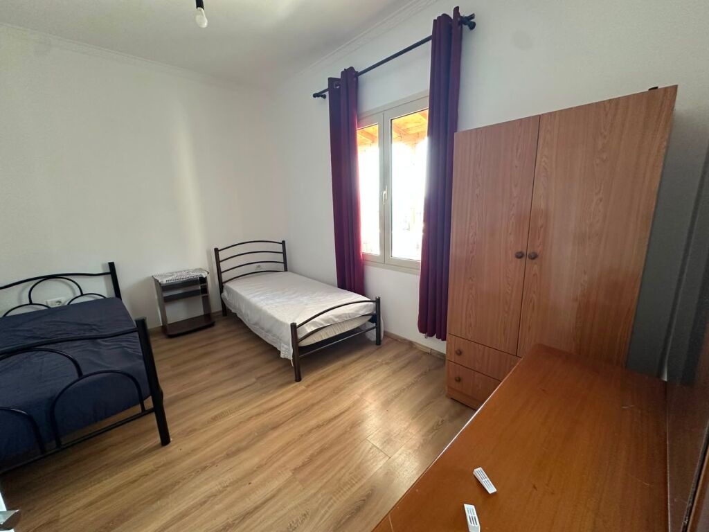🏠 Sauk prane Furre Buke Osma jepet me qera, ne katin e 1-re te nje vile apartament 2+1,i mobiluar.