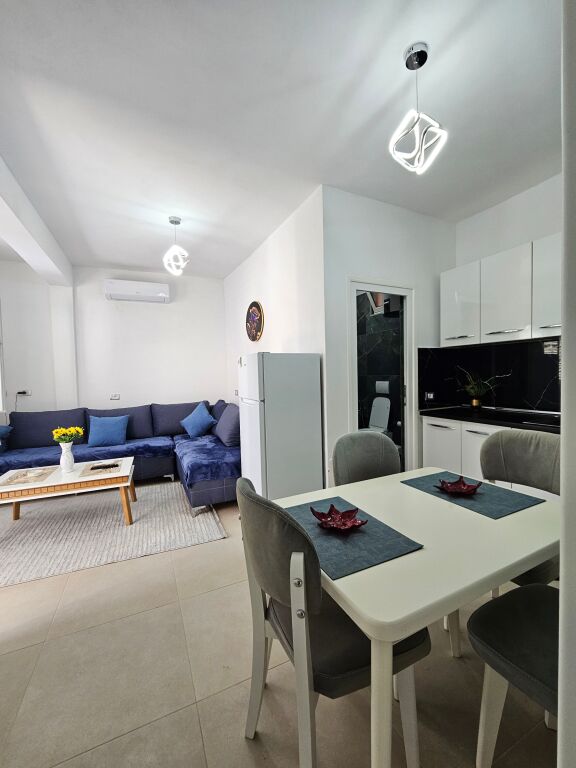 JORDAN MISJA Affittasi appartamento 1+1 casa privata. Situato in una zona tranquilla con facile accesso alle strade principali di Tirana. L'appartamento si trova al secondo piano di una casa privata ed è completamente arredato con tutto nuovo