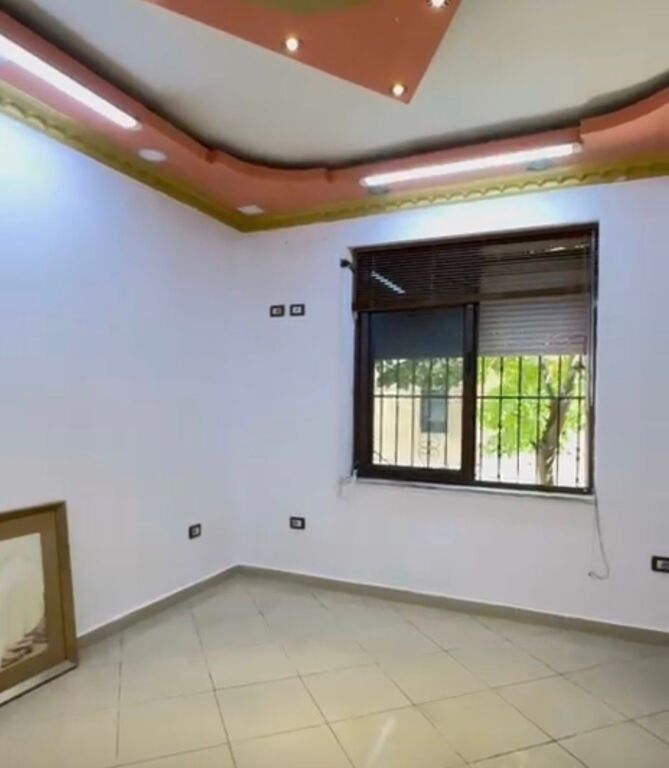 Shitet apartament 2+1 tek Rruga e Durresit!