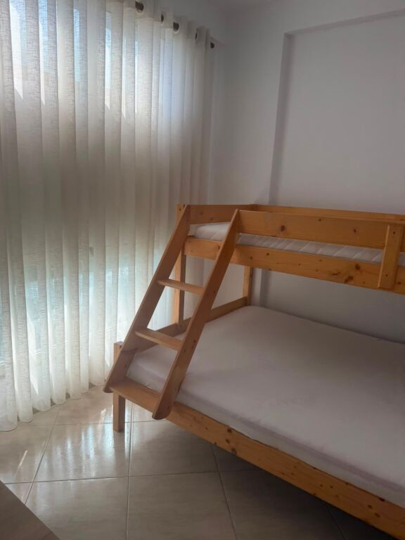 Jepet me qera Apartamenti 2+1, Bulevardi Astir tek Optika Luani 450 mije leke te vjetra