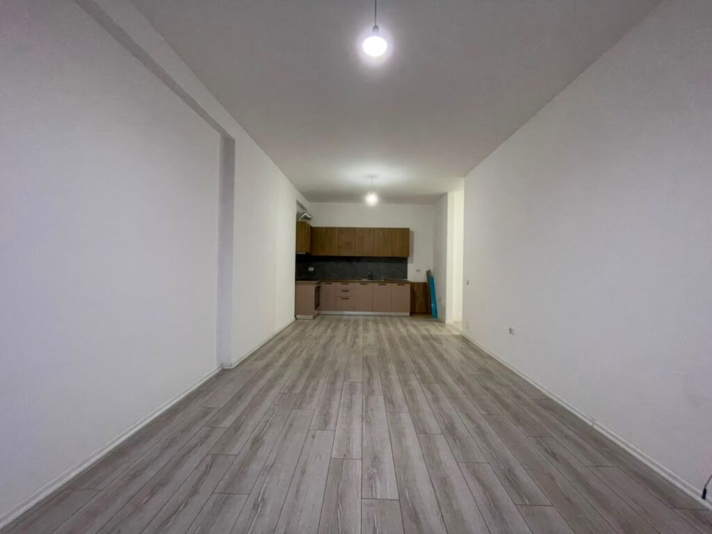 2+1 apartment for rent at the Grand Gallery Complex in Yzberisht.