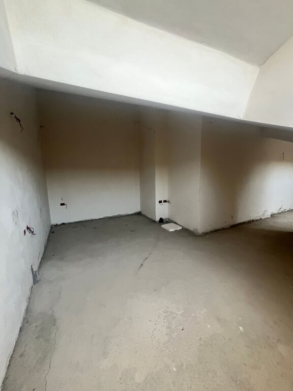 Appartamento Duplex in Vendita – Vicino al Ristorante Fresku, Tirana