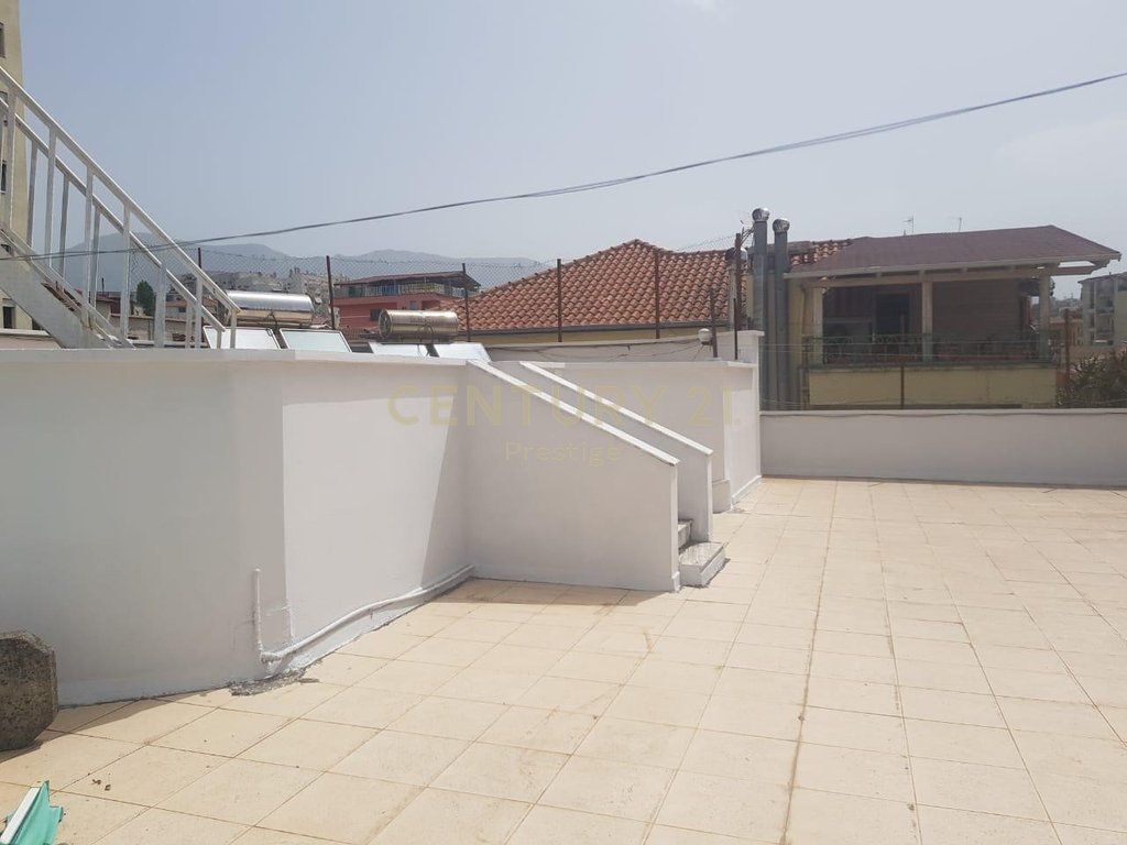 VILLA IN AFFITTO PER UFFICIO O ABITAZIONE, VICINO ALLA FACOLTÀ DI ECONOMIA, TIRANA!