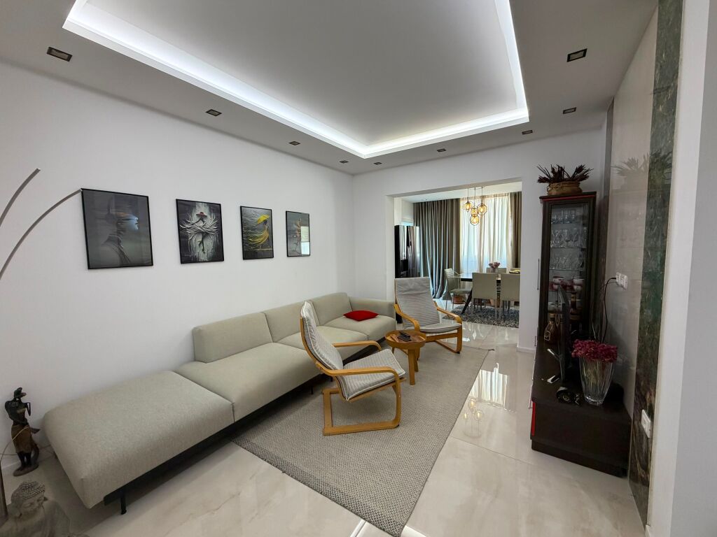 🏡 Appartamento 2+1 in Affitto  📍 Centro, vicino alla Posta 🛋️ Completamente arredato 🏢 3° piano, edificio esistente  💶 Prezzo: 1.000€/mese (trattabile)  📞 Per maggiori informazioni o per prenotare una visita, contattaci in DM o telefono.