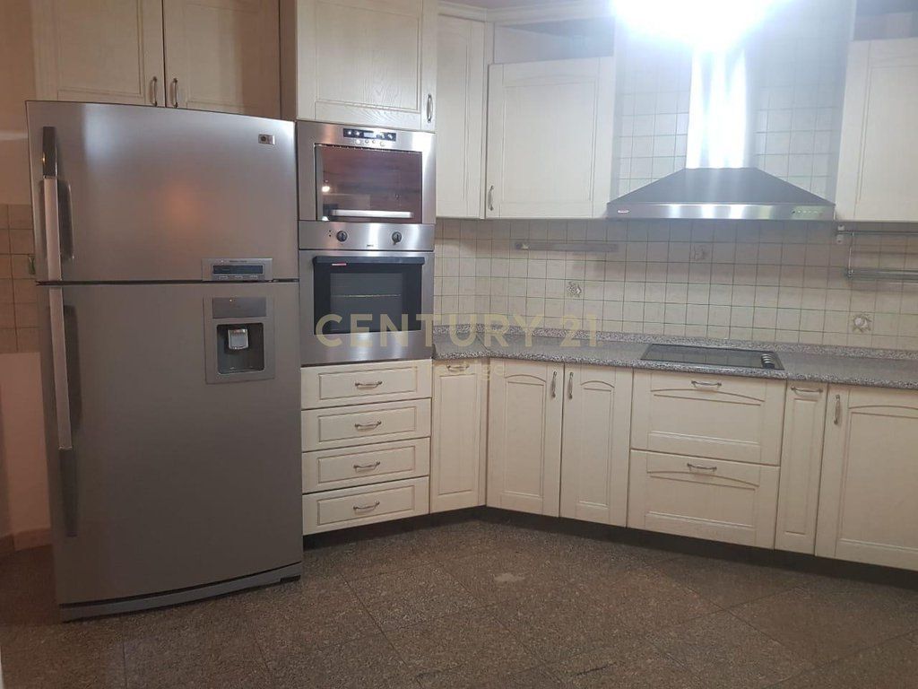 VILLA IN AFFITTO PER UFFICIO O ABITAZIONE, VICINO ALLA FACOLTÀ DI ECONOMIA, TIRANA!
