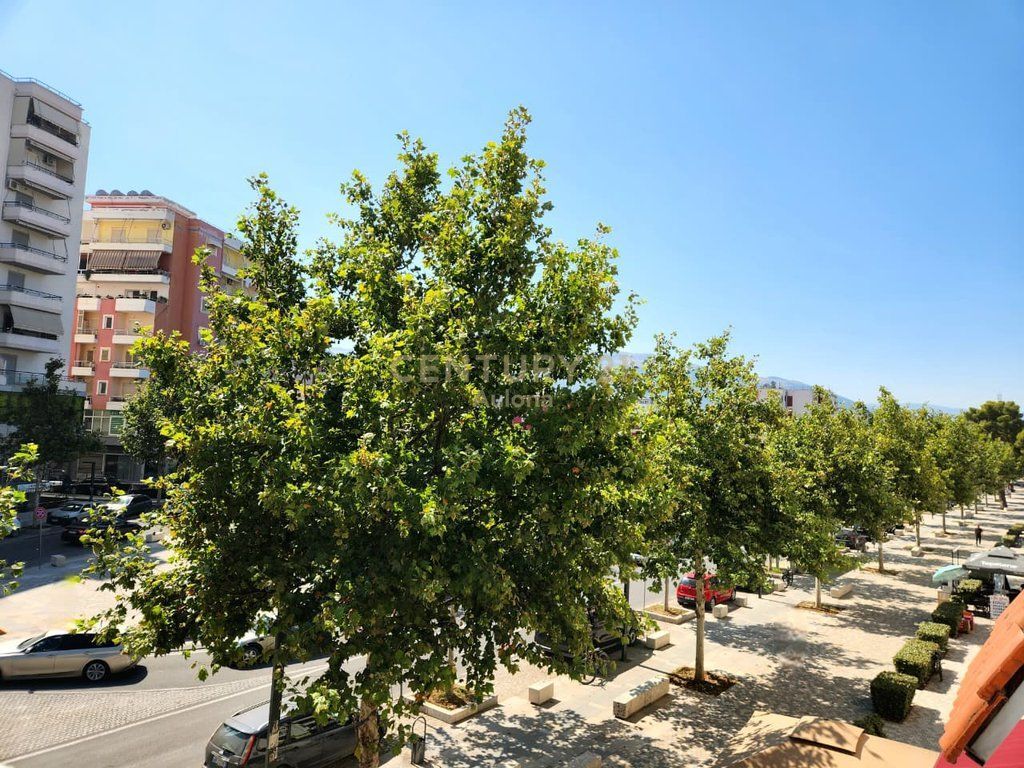 Opportunità Unica: Edificio Commerciale in Vendita sul Viale Principale, Vlora