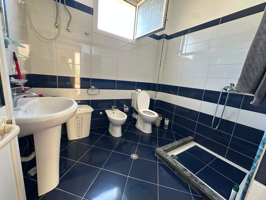 🏠 Sauk prane Furre Buke Osma jepet me qera, ne katin e 1-re te nje vile apartament 2+1,i mobiluar.