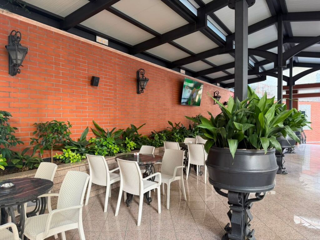 Qera, Lounge-Bar ,Blloku i Ambasadave, Tirane.