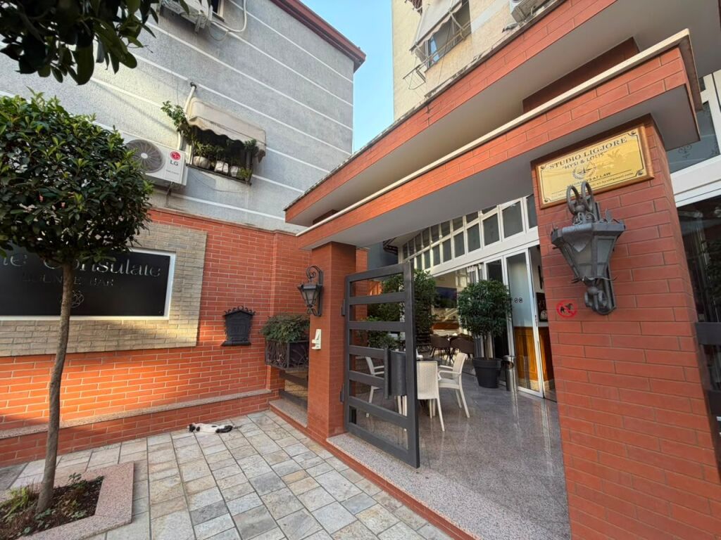 Qera, Lounge-Bar ,Blloku i Ambasadave, Tirane.