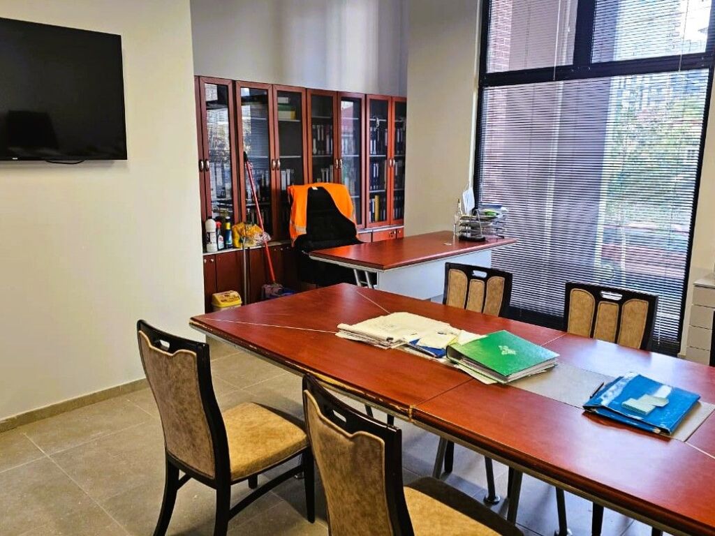 🏢 **Unità Commerciale in Vendita – Via Jordan Misja | Investimento con Reddito Immediato**