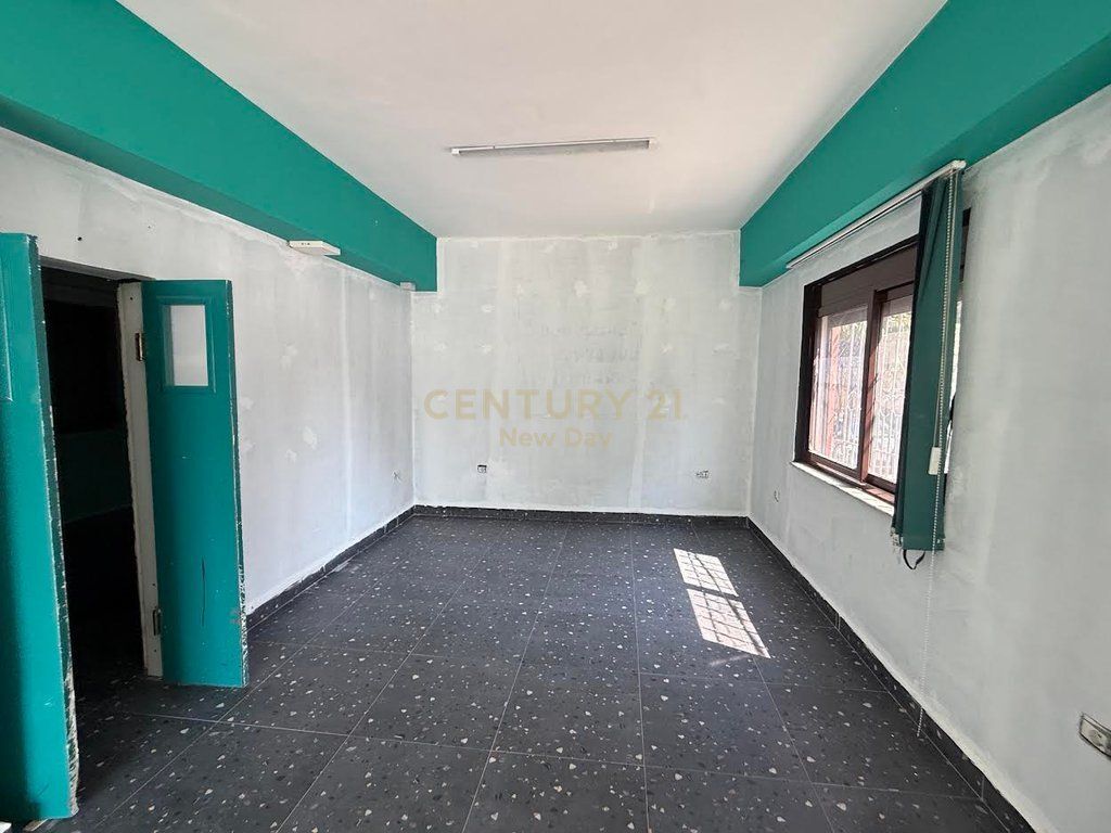 Shop for sale on the ground floor      270,000 €