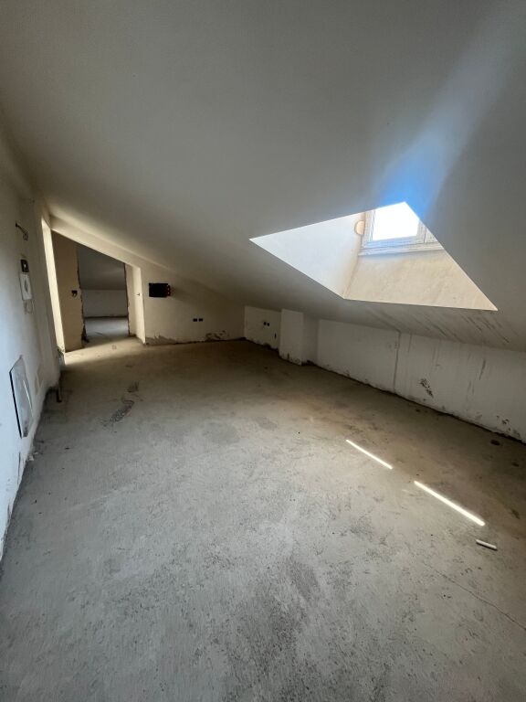 Appartamento Duplex in Vendita – Vicino al Ristorante Fresku, Tirana
