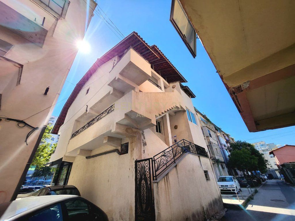 Opportunità Unica: Edificio Commerciale in Vendita sul Viale Principale, Vlora