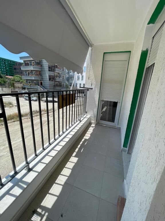 APPARTAMENTO IN AFFITTO - VIA 5 MAJI, DI FRONTE ALLA SCUOLA ARDIAN KLOSI,  IN AFFITTO INGRESSO 2+1+2  SUP. 100M².  * PIANO 1 * INGRESSO COMPLETAMENTE ARREDATO E COMPLETATO CON TUTTI GLI ELETTRODOMESTICI. * CON 2 BAGNI OGNUNO. * BALCONE.  PREZZO 60.000 LEKE TRATTABILE.