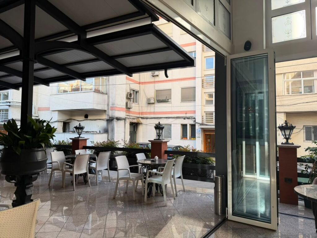 Qera, Lounge-Bar ,Blloku i Ambasadave, Tirane.