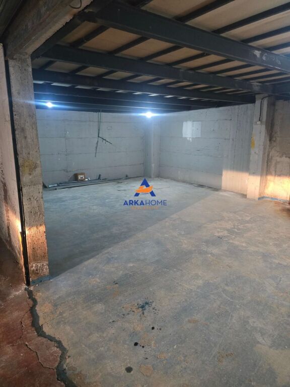 LOCALE IN AFFITTO 190M2 "LAGO ASCIUTTO" 750 EURO