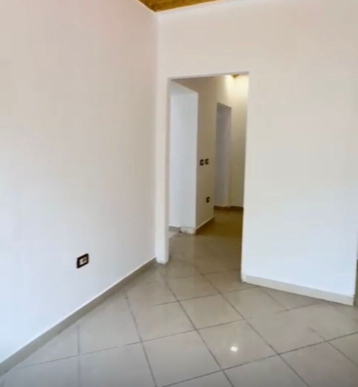 Shitet apartament 2+1 tek Rruga e Durresit!