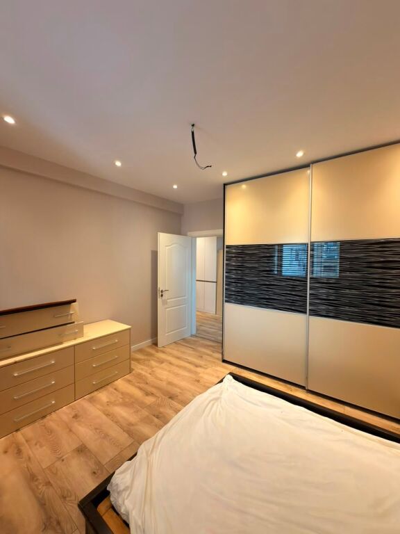 APARTAMENT 2+1 PËR SHITJE,  Përballë Square 21 . 220.000 Euro