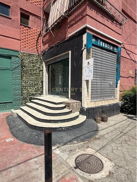 Shop for sale on the ground floor      270,000 €