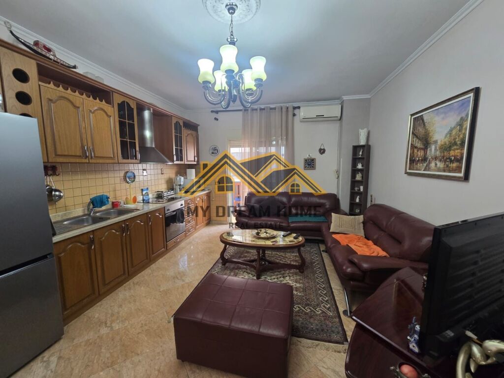 JEPET ME QIRA APARTAMENT 3+1+2 NE QENDER TE DURRESIT