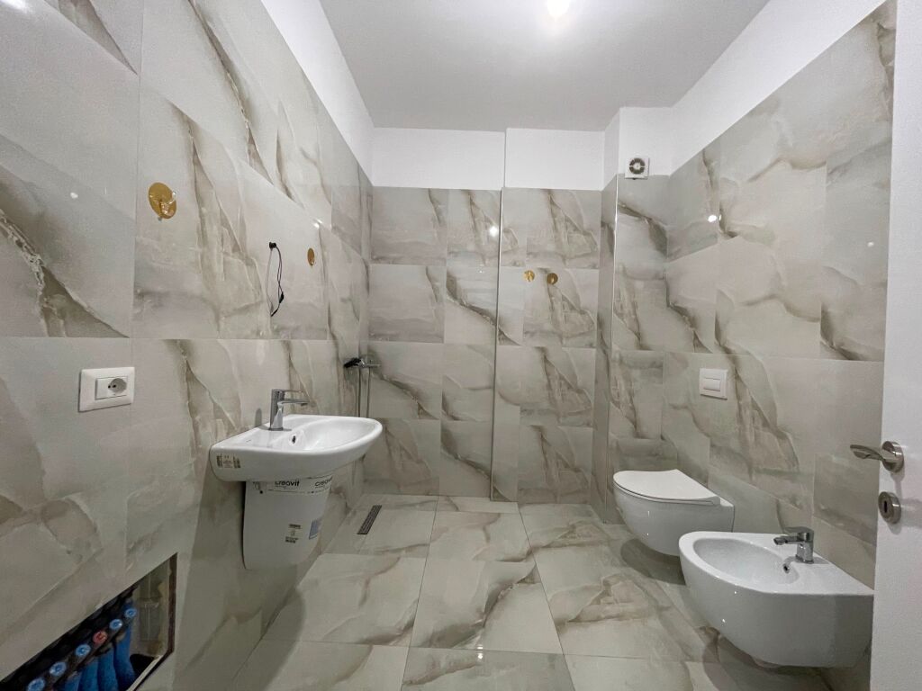 2+1 apartment for rent at the Grand Gallery Complex in Yzberisht.