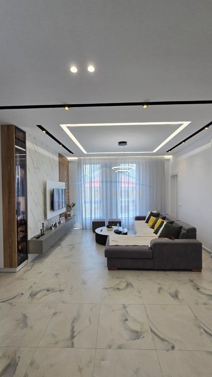 Shitet, Apartament 2+1+2 + Garazh, Sauk