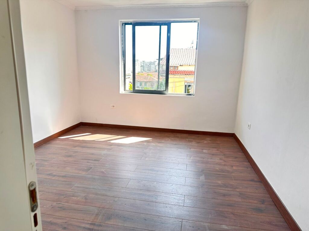 Shitet Apartament 1+1