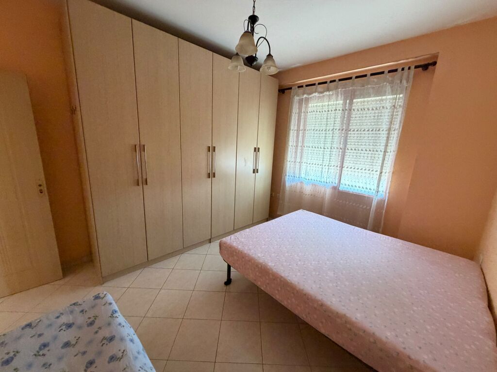 Jepet me qera 2+1  Adresa : Zogu i zi  Kati 6  E mobiluar  Cmimi : 550 mij lek