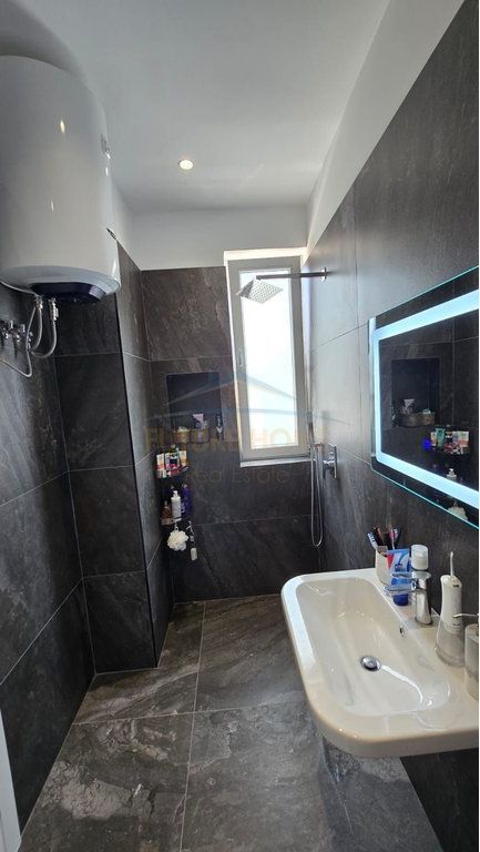 Shitet, Apartament 2+1+2 + Garazh, Sauk.