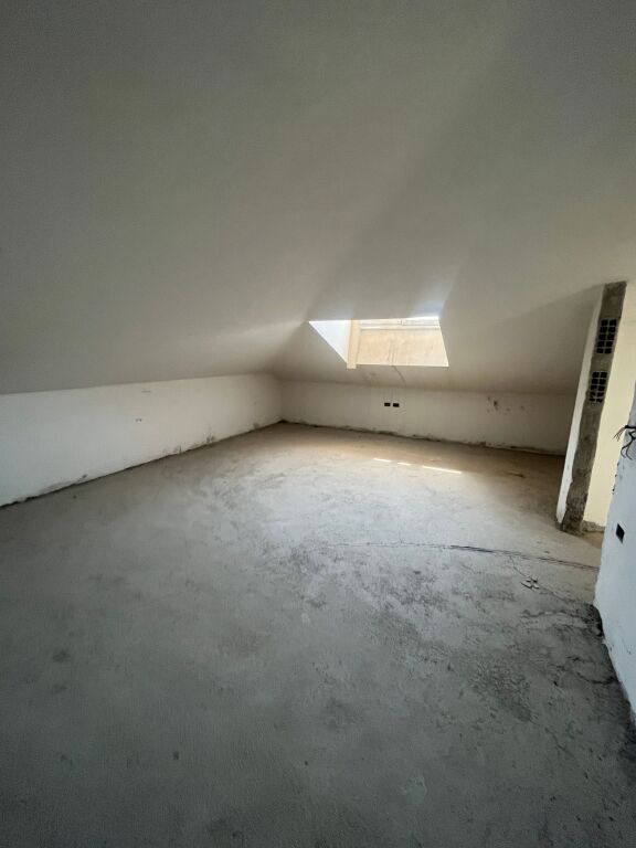 Appartamento Duplex in Vendita – Vicino al Ristorante Fresku, Tirana