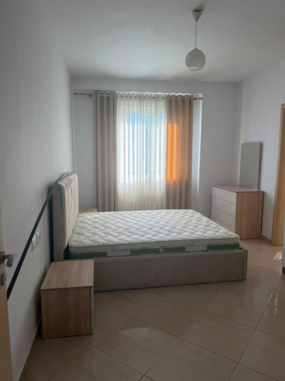 Jepet me qera Apartamenti 2+1, Bulevardi Astir tek Optika Luani 450 mije leke te vjetra