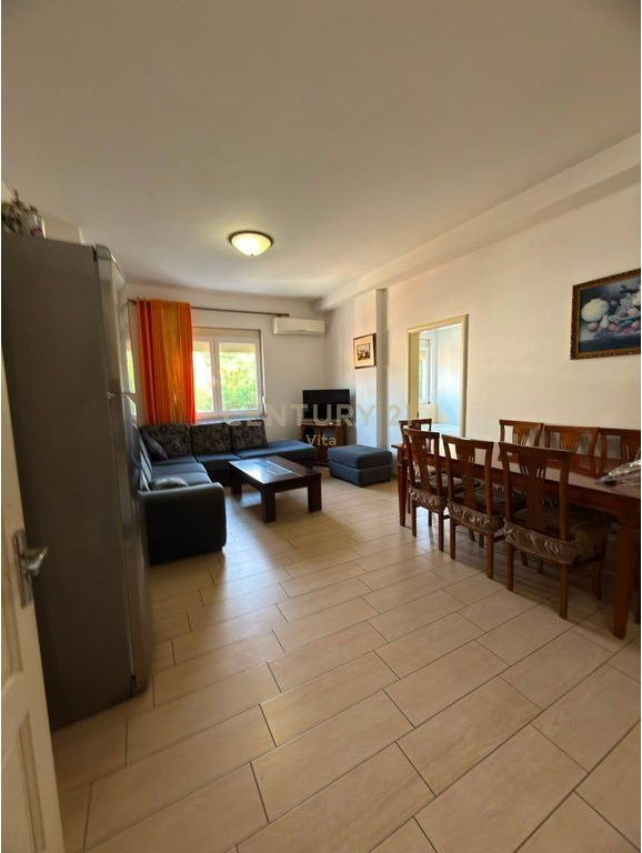 APARTAMENT 2+1 ME QIRA NE QENDER TE DURRESIT, TEK GJYKATA !!!
