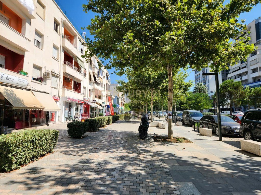 Opportunità Unica: Edificio Commerciale in Vendita sul Viale Principale, Vlora