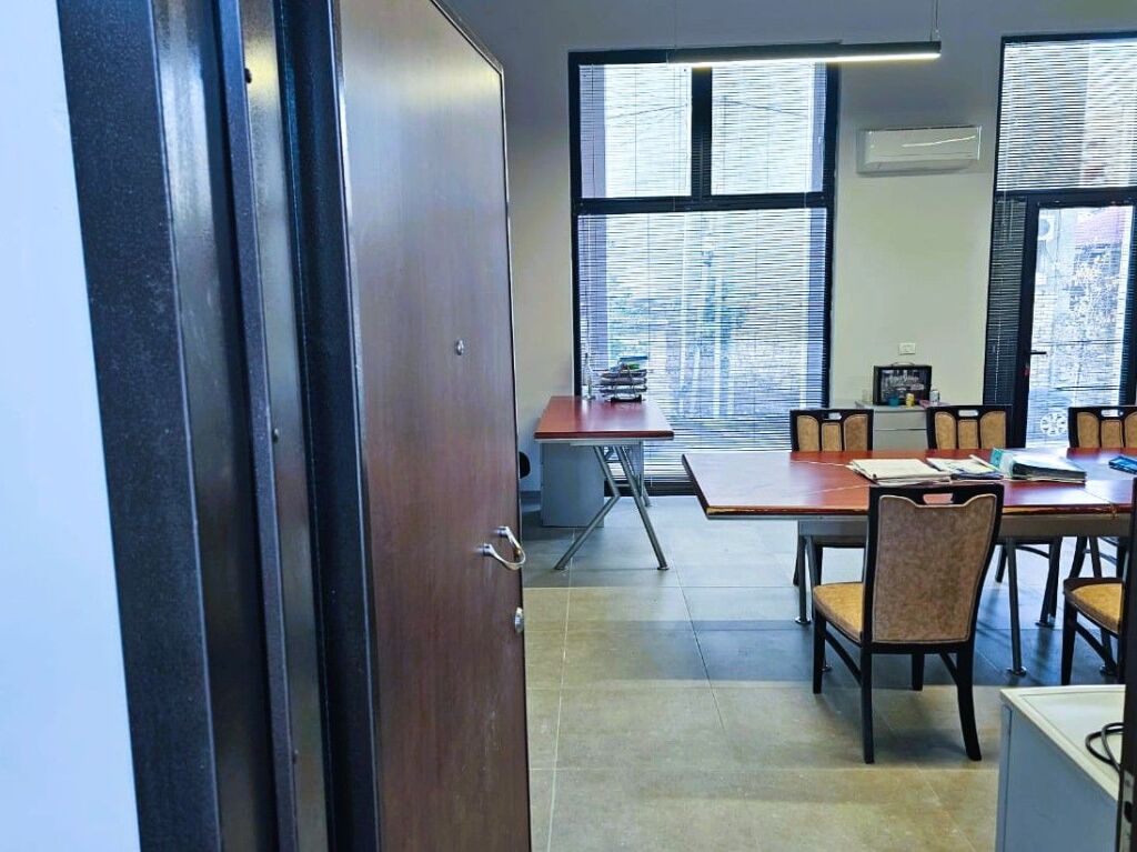 🏢 **Unità Commerciale in Vendita – Via Jordan Misja | Investimento con Reddito Immediato**