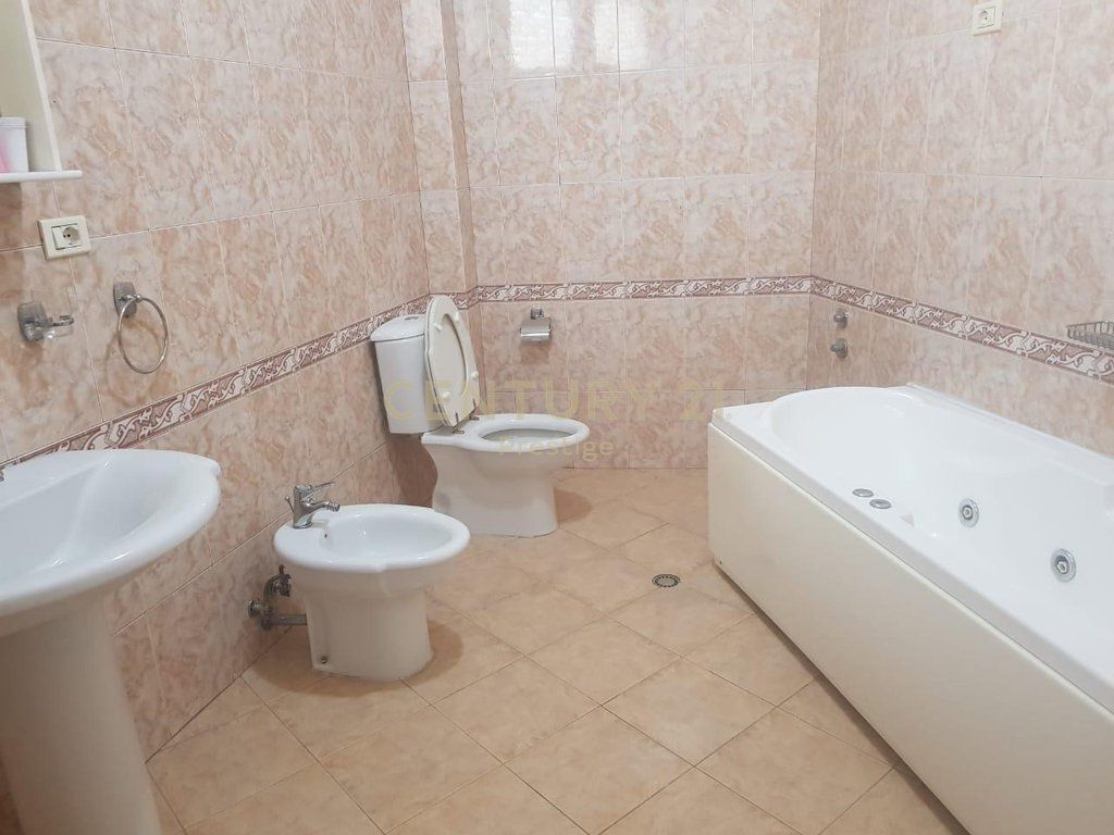 VILLA IN AFFITTO PER UFFICIO O ABITAZIONE, VICINO ALLA FACOLTÀ DI ECONOMIA, TIRANA!